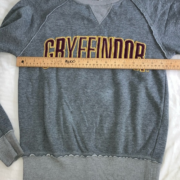 Griffindor Harry Potter sweatshirt charcoal Heather Gray sweater - Picture 10 of 16